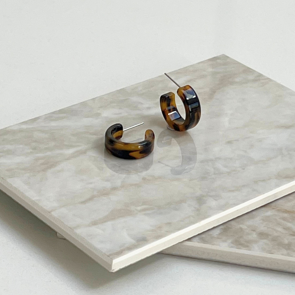 Small Brunette Tortoiseshell Earrings – Dainty Brown Acetate Hoop Earrings, Lightweight Minimalist Everyday Jewellery