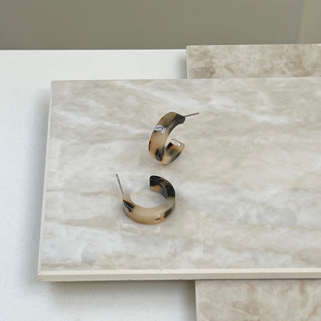 Animal print light tortoiseshell mini hoop earrings