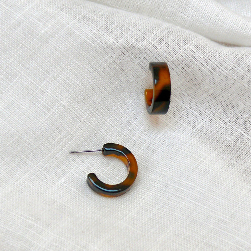 tortoiseshell hoops in brunette from the Olivia collection on a white linen fabric